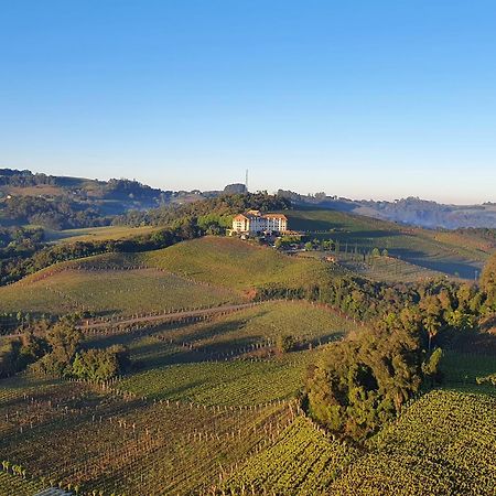 Spa Do Vinho Condominio Vitivinicola Bento Goncalves Ngoại thất bức ảnh A view of the Monferrato hills