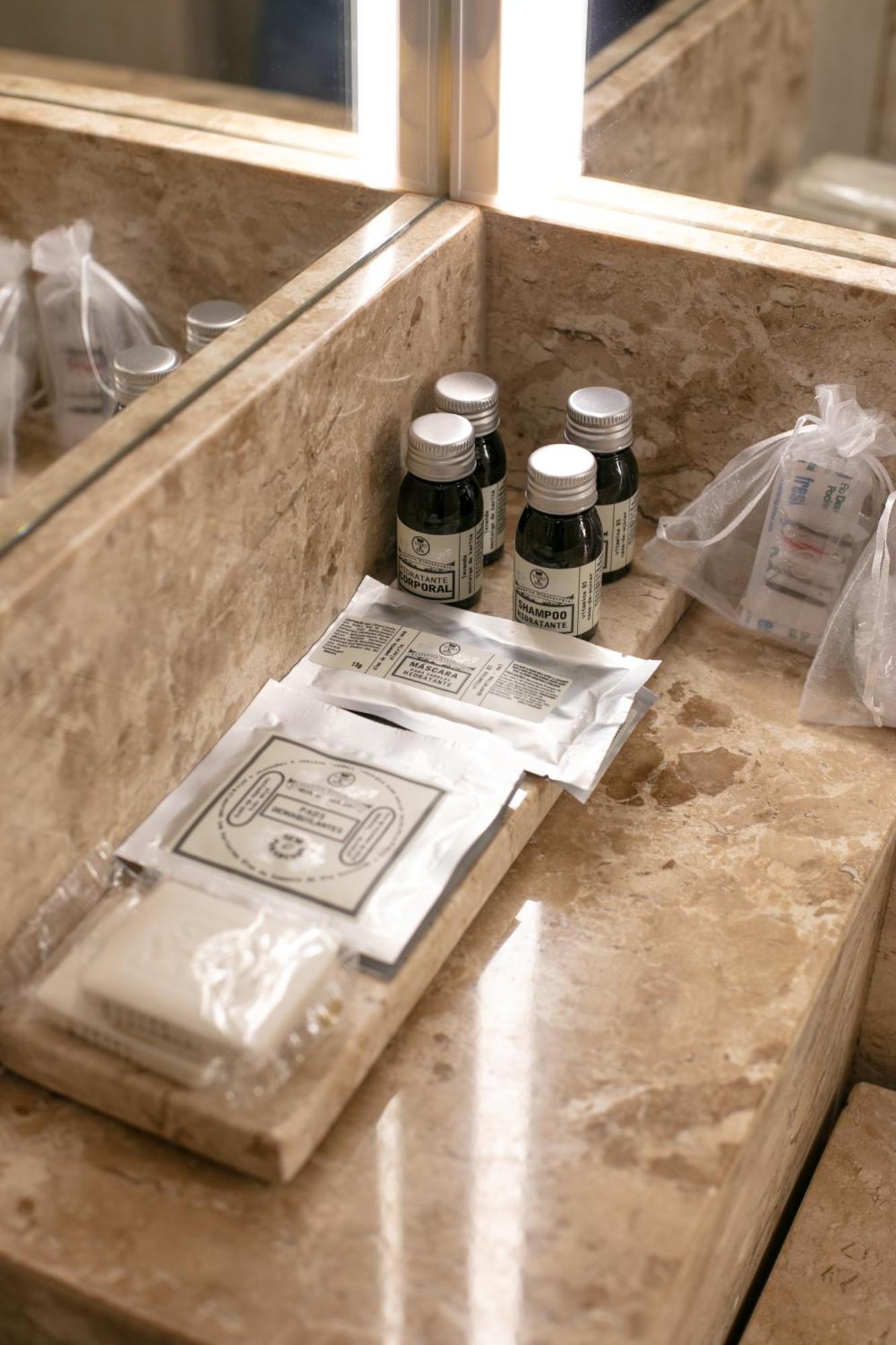 Spa Do Vinho Condominio Vitivinicola Bento Goncalves Ngoại thất bức ảnh A selection of toiletries