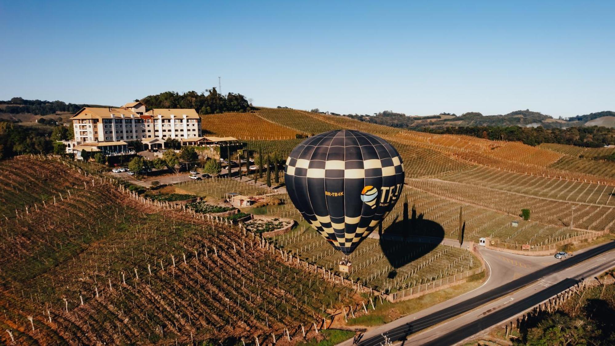 Spa Do Vinho Condominio Vitivinicola Bento Goncalves Ngoại thất bức ảnh Hot air balloon over the vineyards of the resort