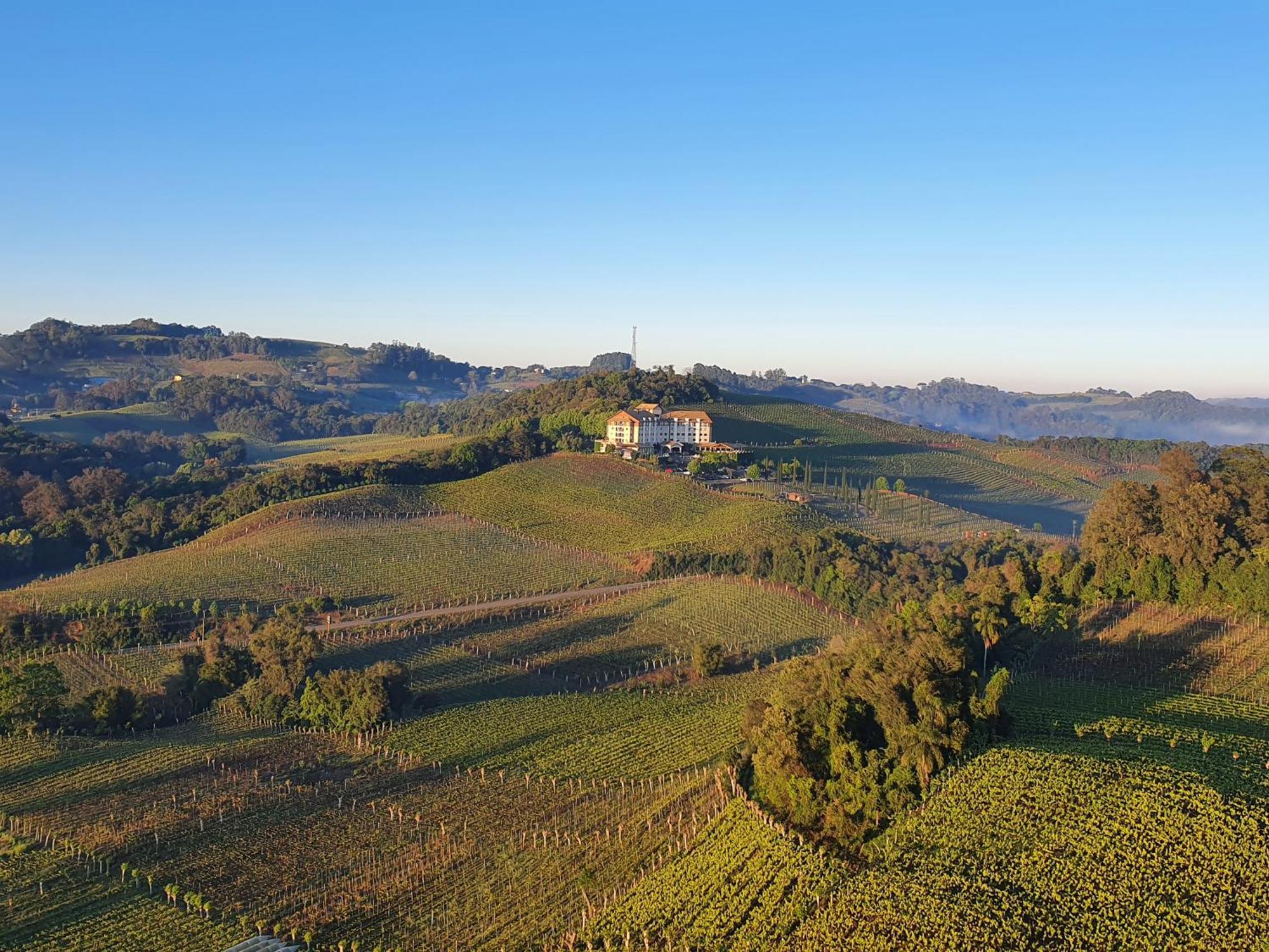 Spa Do Vinho Condominio Vitivinicola Bento Goncalves Ngoại thất bức ảnh A view of the Monferrato hills
